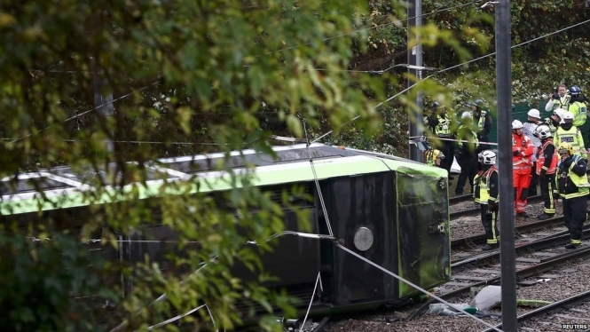 В Лондоне трамвай сошел с рельсов, есть погибшие