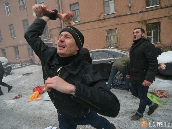 Консульство Украины в Петербурге закидали костями