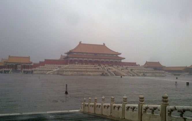 У Пекіні хаос: руйнівна повінь виморює мегаполіс