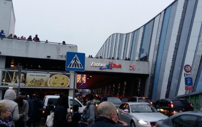 В Латвии эвакуировали посетителей двух торговых центров из-за угрозы теракта