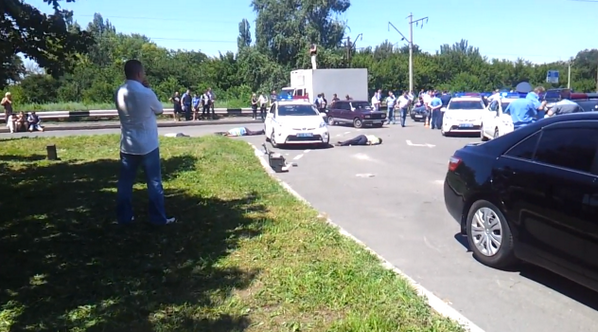 В сети появилось видео, как террористы расстреляли патруль ГАИ в Донецке