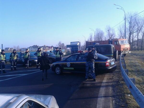 Дороги до резиденції Януковича перекриті міліцією та працівниками ДАІ