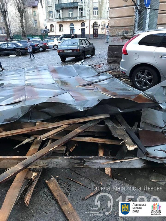 Через потужний вітер у центрі Львова зірвало дах з житлового будинку
