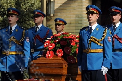 У Сербії з військовими почестями похоронили вдову маршала Тіто