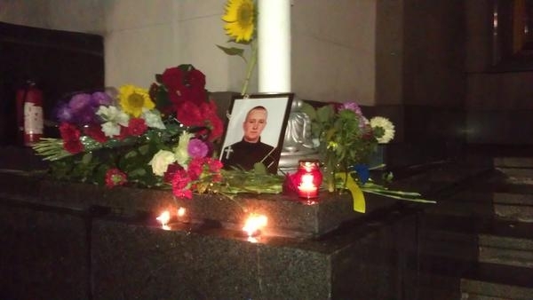 Кияни несуть квіти під будівлю ВР, де військовослужбовець Нацгвардії зазнав смертельного поранення