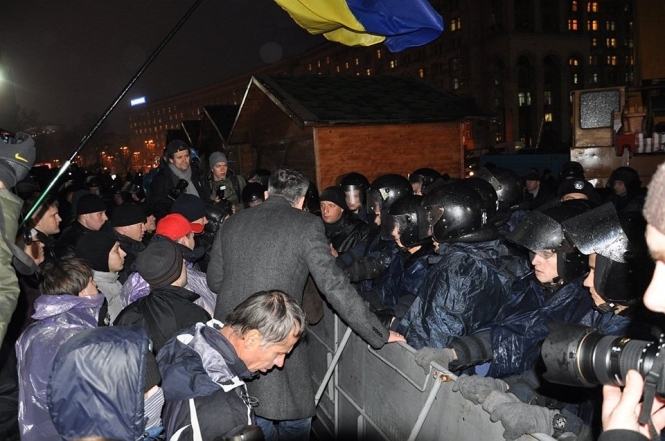 Мітингувальники змусили частково демонтувати металеві огорожі на Майдані (фото)