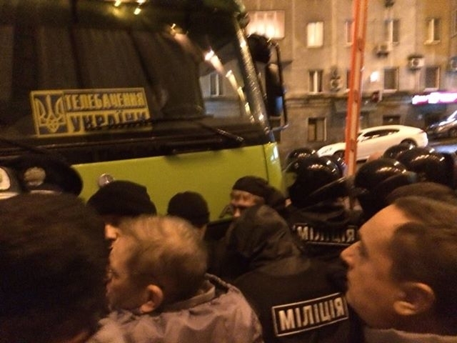Міліція б'є опозиційних депутатів біля Українського дому