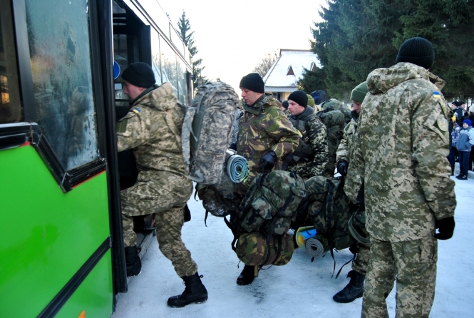 Львовские десантники возвращаются в зону АТО, - фото