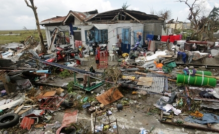 Понад 1,2 тис жителів Філіппін постраждали від потужного тайфуну 
