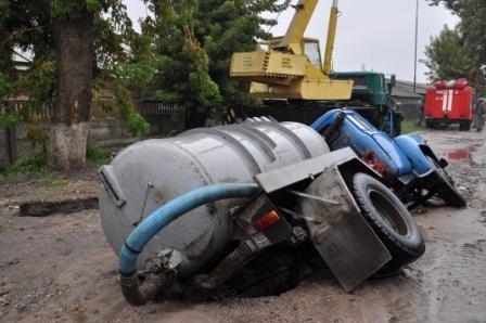 У Кіровограді вантажівка провалилась у яму на дорозі (фото) 