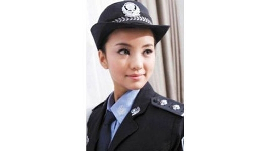 Китайську модель посадили у в’язницю за фото у міліцейській формі