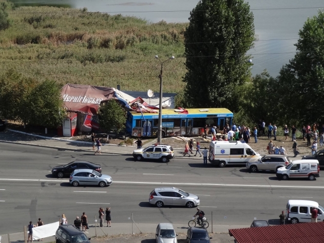 ДТП в Киеве: автобус влетел в кафе