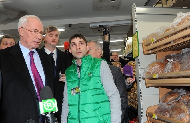 Після візиту у супермаркет Азаров і далі думає, що хліб не подорожчав 