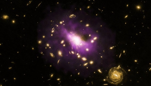 Телескоп NASA показал сверхмассивное скопление галактик