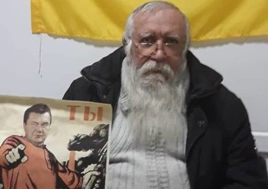 В Мариуполе задержали пенсионера, который расклеивал плакаты с Януковичем