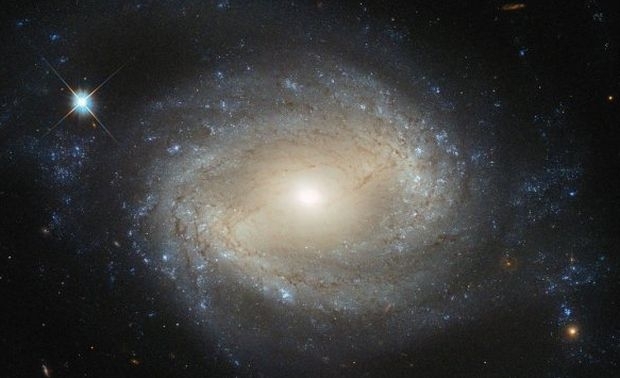 Хаббл сделал снимок галактики с массивной черной дырой в центре