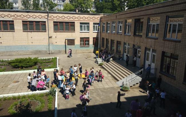 10 школ на Донбассе приостановили работу из-за близости к зоне боевых действий