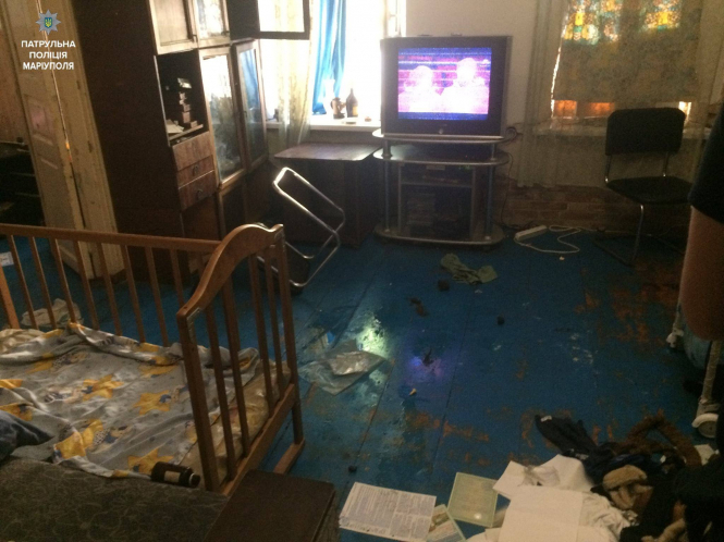 У Маріуполі мати залишила зачиненими у квартирі двох малолітніх дітей на дві доби