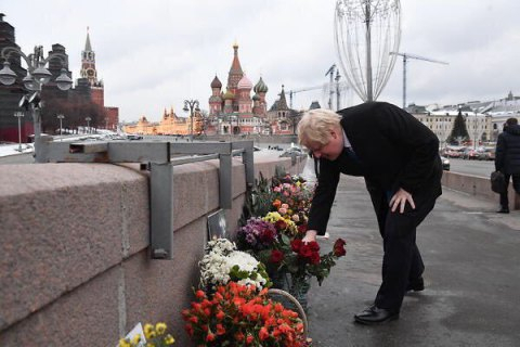 Борис Джонсон поклав квіти на місці вбивства Нємцова