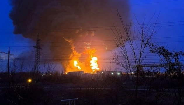 У російському брянську вибухнула та горить місцева нафтобаза