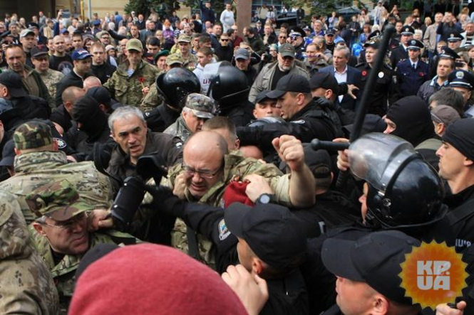ГПУ розслідує ганебну співпрацю поліції і тітушок під час побиття ветеранів АТО в Дніпрі, - Луценко

