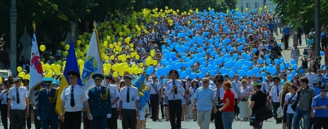 В Днепропетровске около семи тысяч выпускников школ запускают в небо цветные шарики