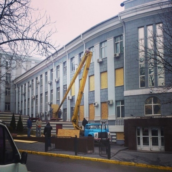 У будівлі дніпропетровського МВС барикадують вікна