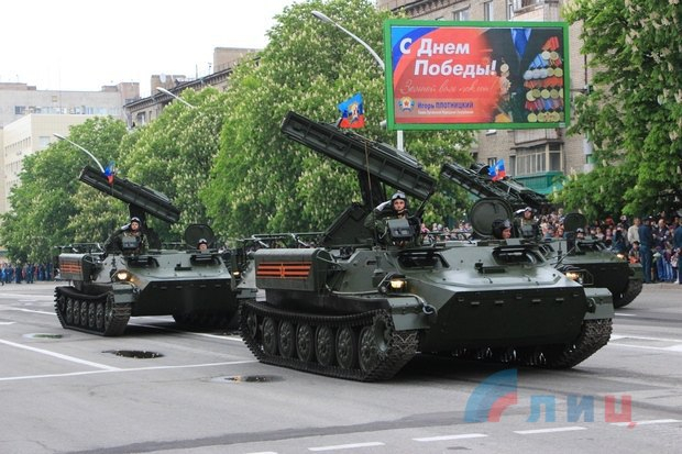 Террористы провели в Донецке и Луганске парады с танками и 
