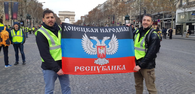 Під час протестів у Парижі прихильники бойовиків показали прапор 