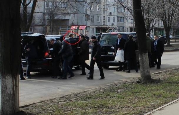 В сеть попали фото, как Добкин убегает после сепаратистского съезда
