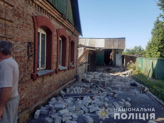 Боевики обстреляли жилые дома в Марьинке, пострадали четыре человека