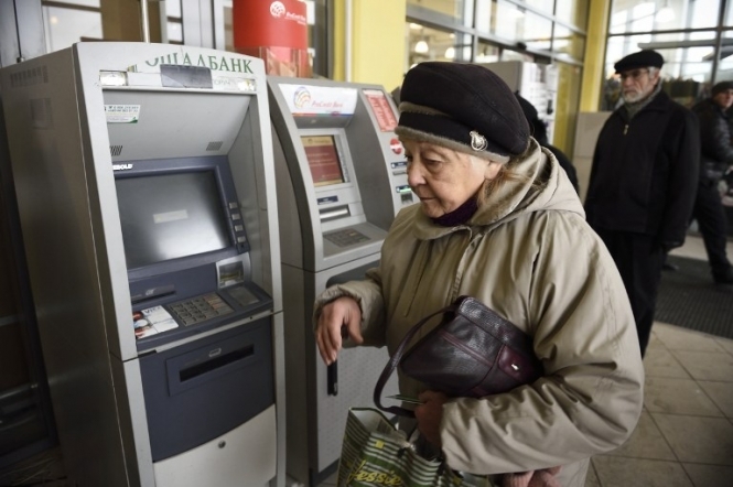 Нацбанк советует банкам временно не принимать крупные купюры через терминалы