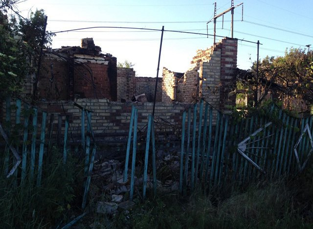 В Южном через обстрелы боевиков сгорели жилые дома, - ФОТО