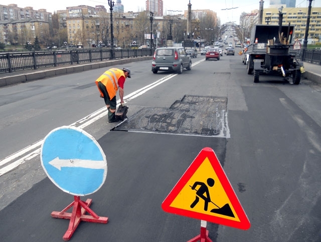Донецку выделили на ремонт дорог в четыре раза меньше, чем при президентстве Януковича
