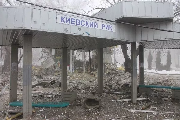 В Донецке снаряд попал в остановку: минимум один погибший, - видео