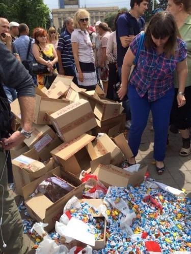 В Донецьку топтали цукерки Порошенка, щоб захистити дітей, - фото