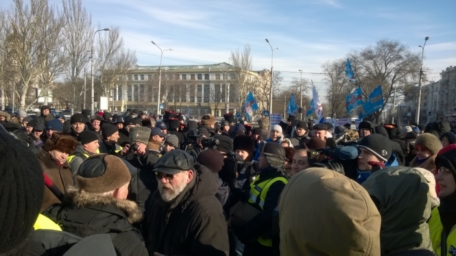 В Донецке неизвестные с битами напали на митинг в поддержку Януковича, - видео