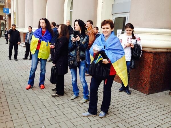 Дончане провели акцию в защиту украинского флага