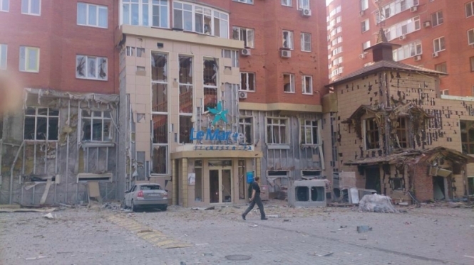 Донецьк обстрілюють із "Градів": зруйнована поліклініка і житловий будинок