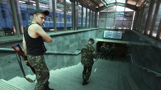 В Донецке боевики разгуливают по железнодорожному вокзалу 