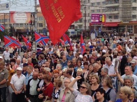 Терористи у Донецьку під дулами автоматів зібрали несанкціонований мітинг, - фото