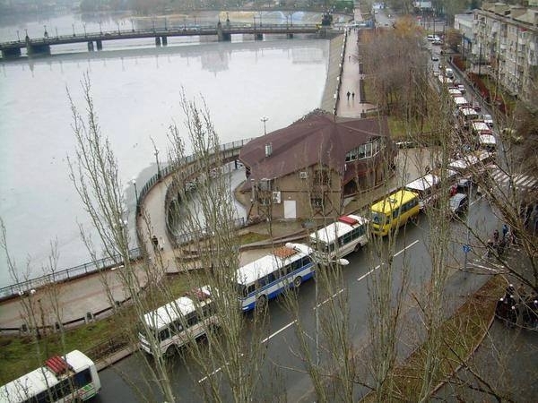 В Донецке людей автобусами свозят в центр, где распродают российскую 