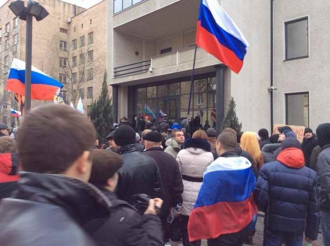 После штурма СБУ пророссийские митингующие в Донецке отправились пикетировать офис Таруты
