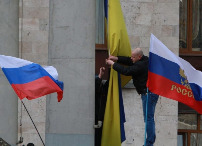 На здании исполкома в Красном Луче вывесили российский флаг