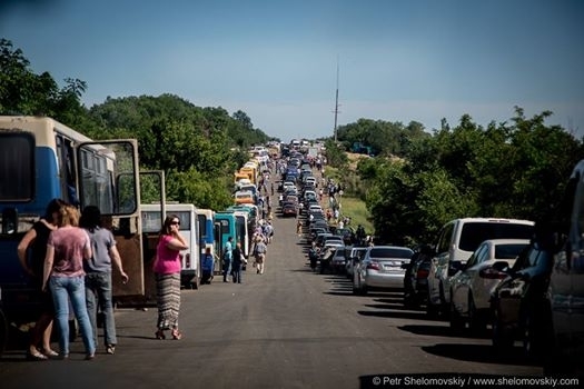 Фотофакт: Люди стоять в кілометрових чергах, щоб виїхати з окупованого Донецька