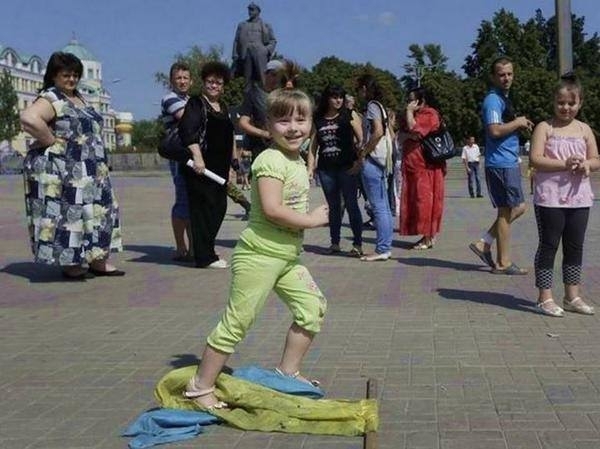 Донецк не виноват. Не надо свою ненависть и благородную ярость направлять на ту девочку, что танцует на украинском флаге