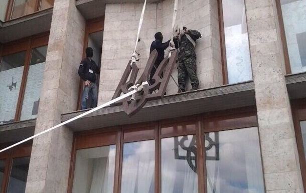 Террористы демонтируют государственные символы из захваченных зданий в Донецкой области