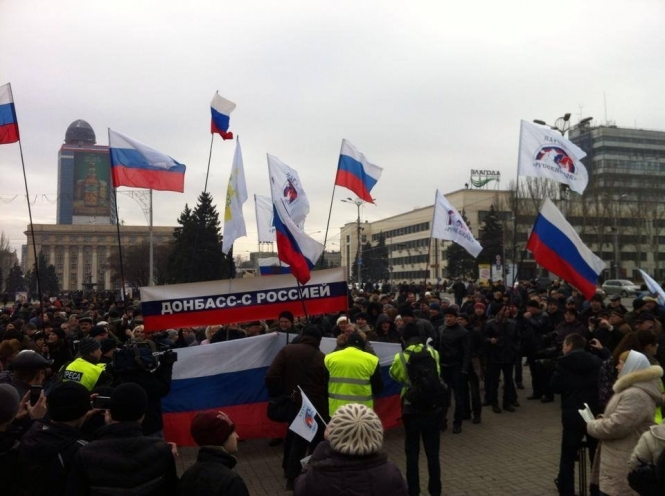 В центрі Донецька проводять мітинг на підтримку губернатора і Росії, - фото, відео