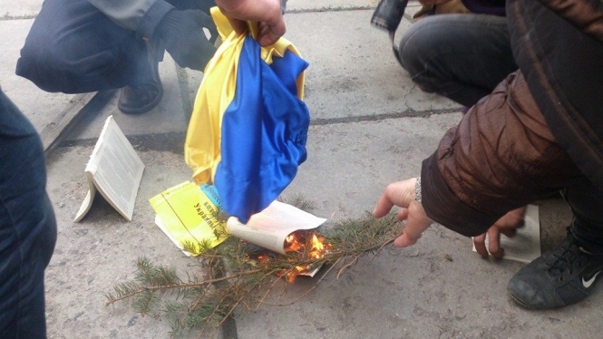 В Москве напали на Культурный центр Украины и сожгли флаг: МИД требует расследования