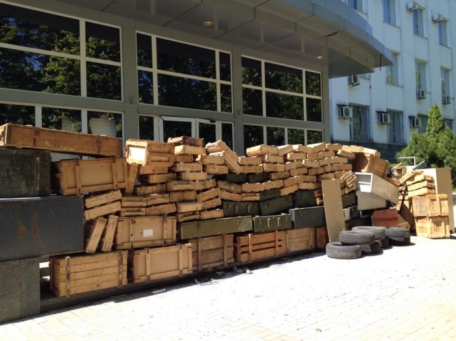 Сепаратисти в Донецьку будують барикади з ящиків з-під боєприпасів, - фото